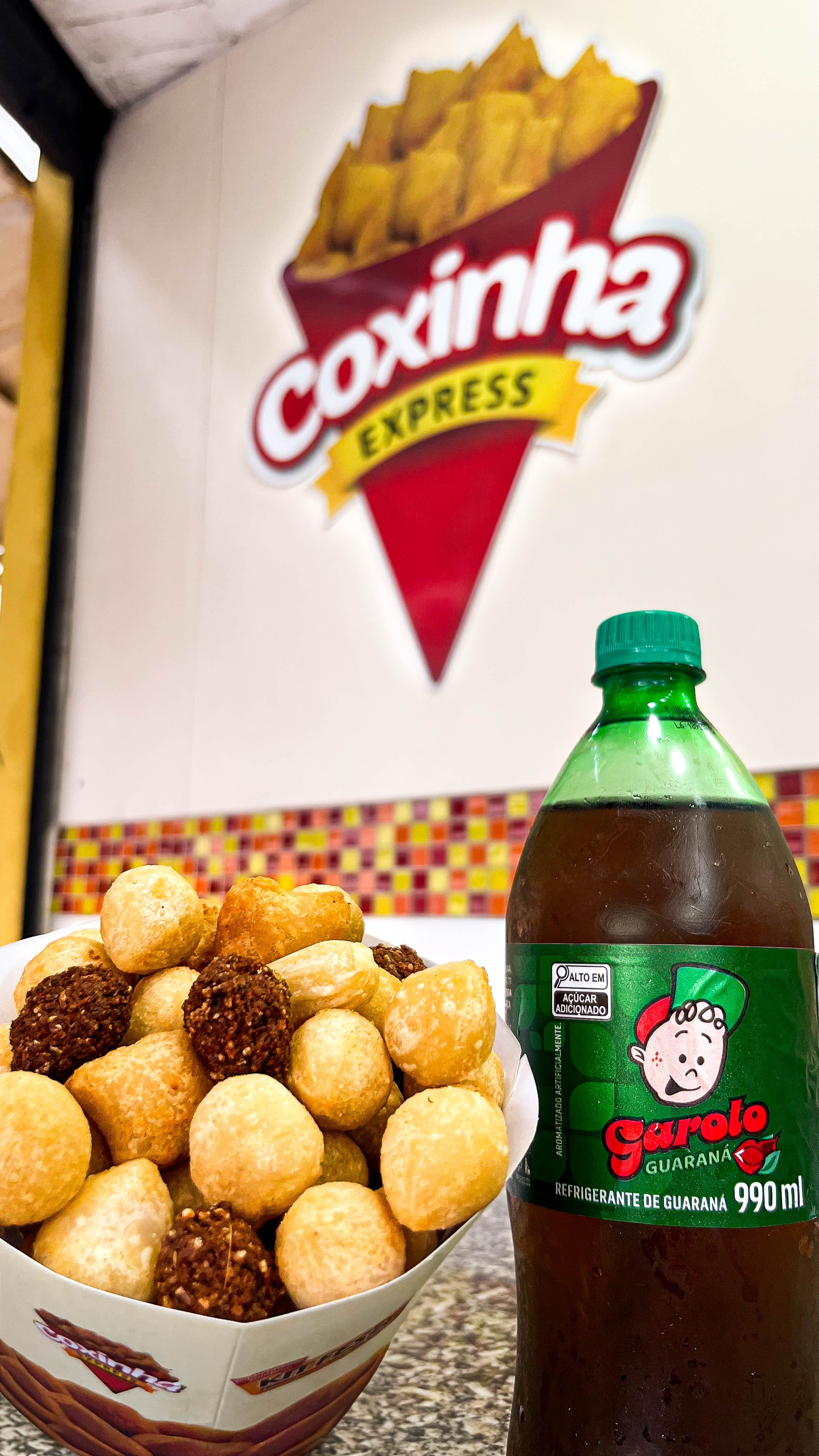 Cone aberto de salgados Coxinha Express com refrigerante