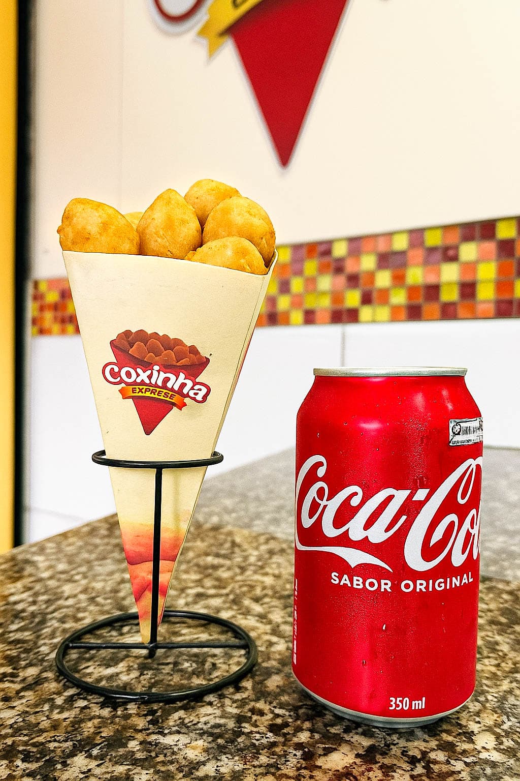 Cone individual com Coca-Cola lata